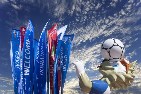 Moskova, Rusya June15, 2018: Kurt Zabivaka ve hoş geldiniz bayrakları 2018 Rusya'nın Dünya Kupası onuruna