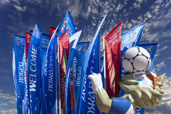 Moskova, Rusya June15, 2018: Kurt Zabivaka ve hoş geldiniz bayrakları 2018 Rusya'nın Dünya Kupası onuruna