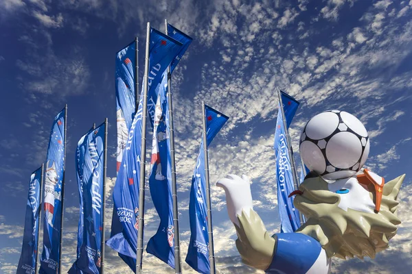 Moskova, Rusya June15, 2018: Kurt Zabivaka ve hoş geldiniz bayrakları 2018 Rusya'nın Dünya Kupası onuruna