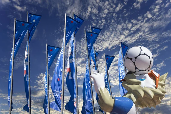 Moskova, Rusya June15, 2018: Kurt Zabivaka ve hoş geldiniz bayrakları 2018 Rusya'nın Dünya Kupası onuruna