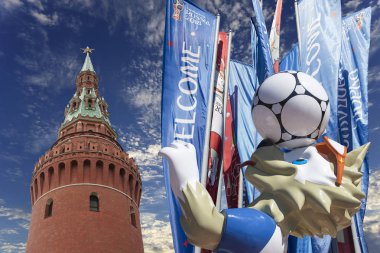 Moskova, Rusya June15, 2018: Kurt Zabivaka ve hoş geldiniz bayrakları 2018 Rusya'nın Dünya Kupası onuruna