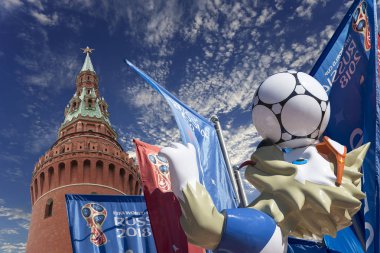 Moskova, Rusya June15, 2018: Kurt Zabivaka ve hoş geldiniz bayrakları 2018 Rusya'nın Dünya Kupası onuruna