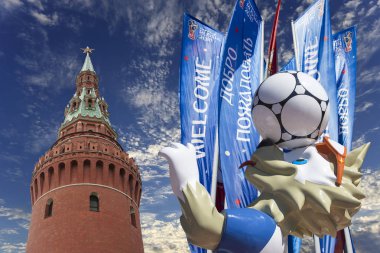 Moskova, Rusya June15, 2018: Kurt Zabivaka ve hoş geldiniz bayrakları 2018 Rusya'nın Dünya Kupası onuruna