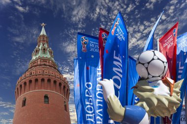 Moskova, Rusya June15, 2018: Kurt Zabivaka ve hoş geldiniz bayrakları 2018 Rusya'nın Dünya Kupası onuruna