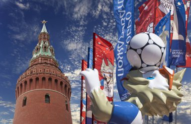Moskova, Rusya June15, 2018: Kurt Zabivaka ve hoş geldiniz bayrakları 2018 Rusya'nın Dünya Kupası onuruna