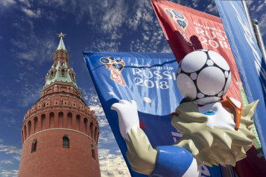 Moskova, Rusya June15, 2018: Kurt Zabivaka ve hoş geldiniz bayrakları 2018 Rusya'nın Dünya Kupası onuruna