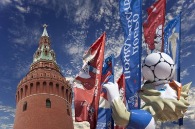 Moskova, Rusya June15, 2018: Kurt Zabivaka ve hoş geldiniz bayrakları 2018 Rusya'nın Dünya Kupası onuruna