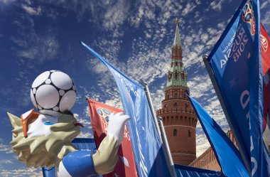 Moskova, Rusya June15, 2018: Kurt Zabivaka ve hoş geldiniz bayrakları 2018 Rusya'nın Dünya Kupası onuruna