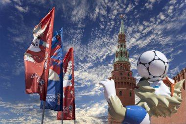 Moskova, Rusya June15, 2018: Kurt Zabivaka ve hoş geldiniz bayrakları 2018 Rusya'nın Dünya Kupası onuruna