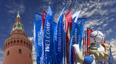 Moskova, Rusya June15, 2018: Kurt Zabivaka ve hoş geldiniz bayrakları 2018 Rusya'nın Dünya Kupası onuruna