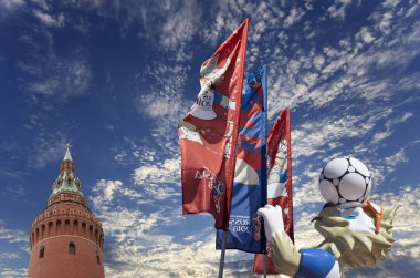 Moskova, Rusya June15, 2018: Kurt Zabivaka ve hoş geldiniz bayrakları 2018 Rusya'nın Dünya Kupası onuruna