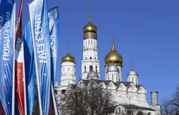 2018 Rusya'nın Dünya Kupası onuruna Moskova sokaklarında hoş geldiniz bayrakları