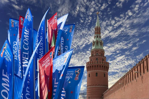 2018 Rusya'nın Dünya Kupası onuruna Moskova sokaklarında hoş geldiniz bayrakları