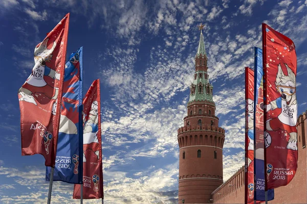 2018 Rusya'nın Dünya Kupası onuruna Moskova sokaklarında hoş geldiniz bayrakları