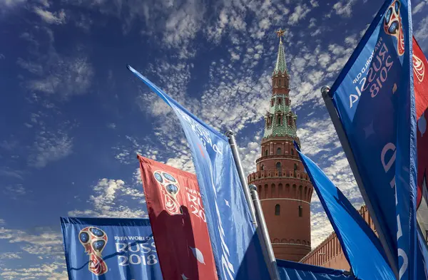 2018 Rusya'nın Dünya Kupası onuruna Moskova sokaklarında hoş geldiniz bayrakları