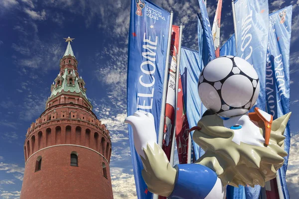 Moskova, Rusya June15, 2018: Kurt Zabivaka ve hoş geldiniz bayrakları 2018 Rusya'nın Dünya Kupası onuruna