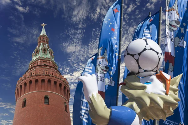 Moskova, Rusya June15, 2018: Kurt Zabivaka ve hoş geldiniz bayrakları 2018 Rusya'nın Dünya Kupası onuruna