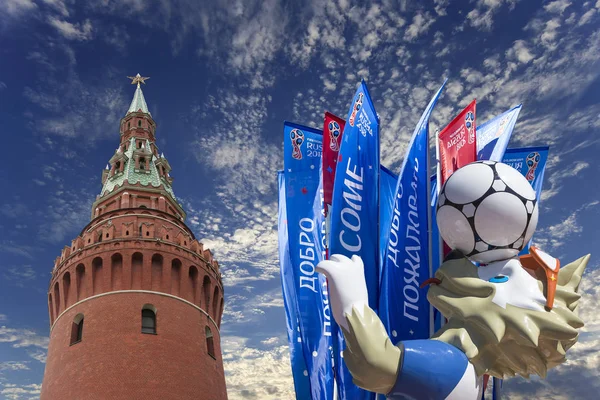 Moskova, Rusya June15, 2018: Kurt Zabivaka ve hoş geldiniz bayrakları 2018 Rusya'nın Dünya Kupası onuruna