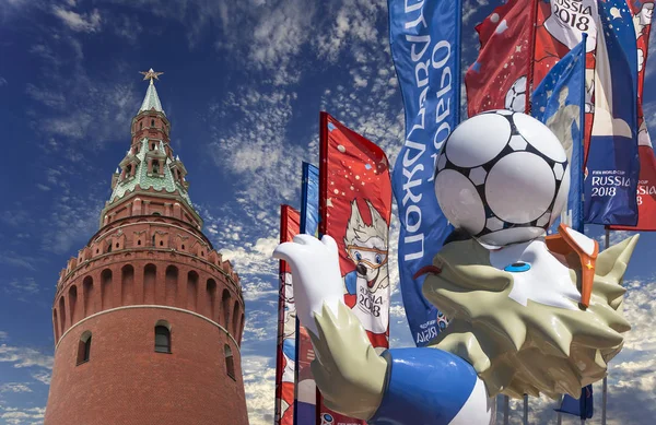 Moskova, Rusya June15, 2018: Kurt Zabivaka ve hoş geldiniz bayrakları 2018 Rusya'nın Dünya Kupası onuruna