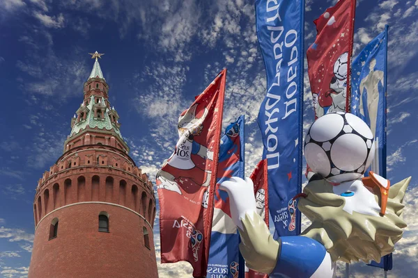 Moskova, Rusya June15, 2018: Kurt Zabivaka ve hoş geldiniz bayrakları 2018 Rusya'nın Dünya Kupası onuruna