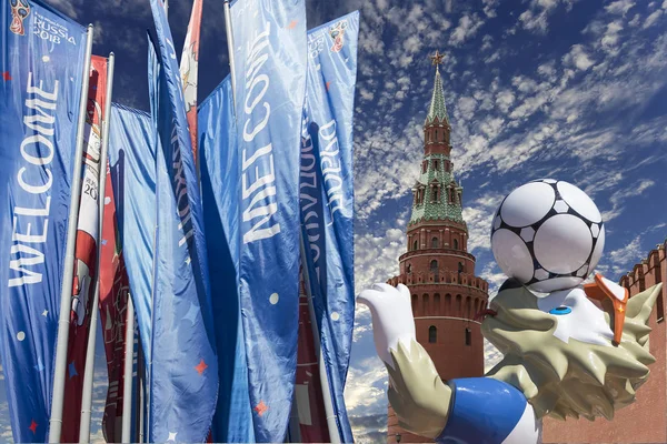 Moskova, Rusya June15, 2018: Kurt Zabivaka ve hoş geldiniz bayrakları 2018 Rusya'nın Dünya Kupası onuruna