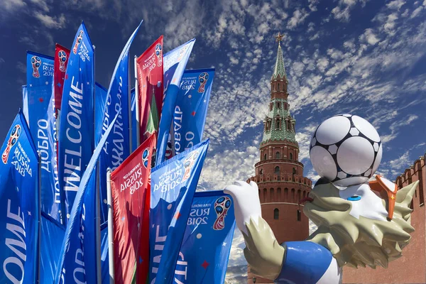 Moskova, Rusya June15, 2018: Kurt Zabivaka ve hoş geldiniz bayrakları 2018 Rusya'nın Dünya Kupası onuruna