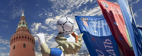 Moskova, Rusya June15, 2018: Kurt Zabivaka ve hoş geldiniz bayrakları 2018 Rusya'nın Dünya Kupası onuruna