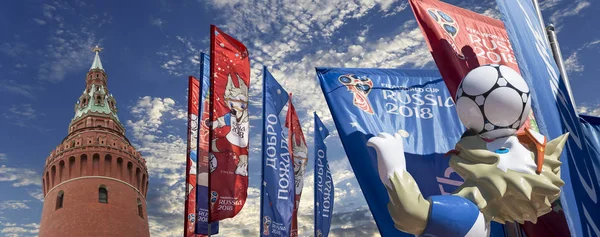 Moskova, Rusya June15, 2018: Kurt Zabivaka ve hoş geldiniz bayrakları 2018 Rusya'nın Dünya Kupası onuruna