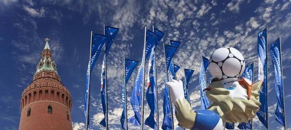 Moskova, Rusya June15, 2018: Kurt Zabivaka ve hoş geldiniz bayrakları 2018 Rusya'nın Dünya Kupası onuruna