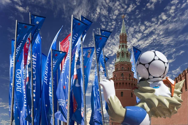 Moskova, Rusya June15, 2018: Kurt Zabivaka ve hoş geldiniz bayrakları 2018 Rusya'nın Dünya Kupası onuruna