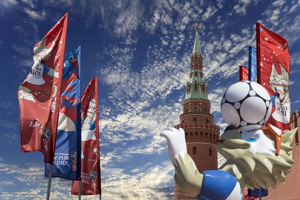 Moskova, Rusya June15, 2018: Kurt Zabivaka ve hoş geldiniz bayrakları 2018 Rusya'nın Dünya Kupası onuruna