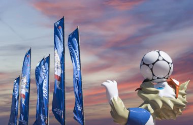 Moskova, Rusya June15, 2018: Kurt Zabivaka ve hoş geldiniz bayrakları 2018 Rusya'nın Dünya Kupası onuruna