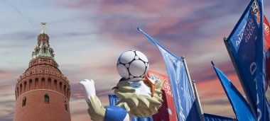 Moskova, Rusya June15, 2018: Kurt Zabivaka ve hoş geldiniz bayrakları 2018 Rusya'nın Dünya Kupası onuruna