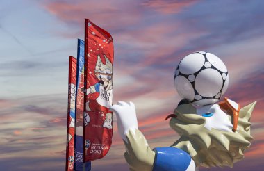 Moskova, Rusya June15, 2018: Kurt Zabivaka ve hoş geldiniz bayrakları 2018 Rusya'nın Dünya Kupası onuruna