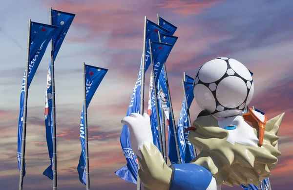 Moskova, Rusya June15, 2018: Kurt Zabivaka ve hoş geldiniz bayrakları 2018 Rusya'nın Dünya Kupası onuruna