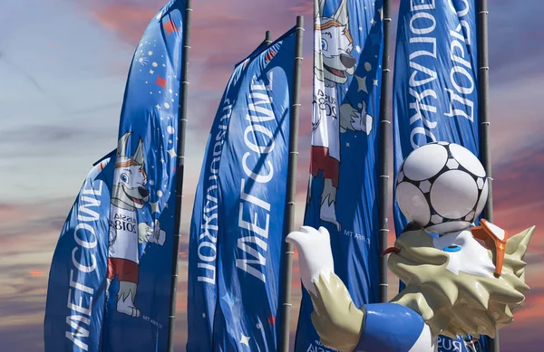 Moskova, Rusya June15, 2018: Kurt Zabivaka ve hoş geldiniz bayrakları 2018 Rusya'nın Dünya Kupası onuruna