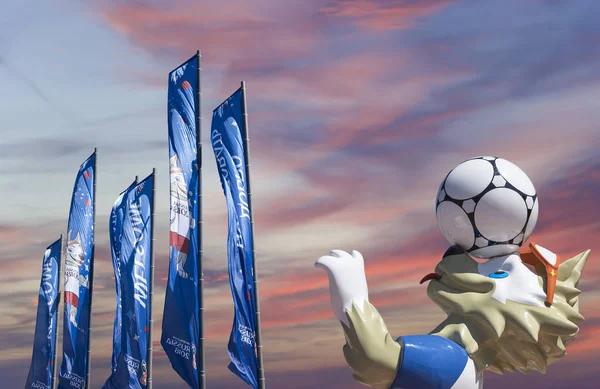 Moskova, Rusya June15, 2018: Kurt Zabivaka ve hoş geldiniz bayrakları 2018 Rusya'nın Dünya Kupası onuruna