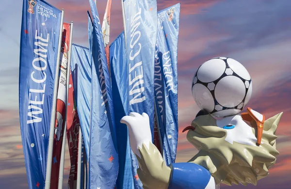 Moskova, Rusya June15, 2018: Kurt Zabivaka ve hoş geldiniz bayrakları 2018 Rusya'nın Dünya Kupası onuruna