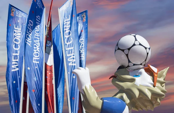 Moskova, Rusya June15, 2018: Kurt Zabivaka ve hoş geldiniz bayrakları 2018 Rusya'nın Dünya Kupası onuruna