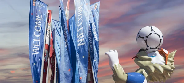 Moskova, Rusya June15, 2018: Kurt Zabivaka ve hoş geldiniz bayrakları 2018 Rusya'nın Dünya Kupası onuruna