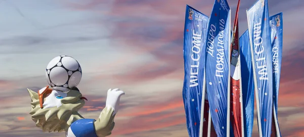 Moskova, Rusya June15, 2018: Kurt Zabivaka ve hoş geldiniz bayrakları 2018 Rusya'nın Dünya Kupası onuruna