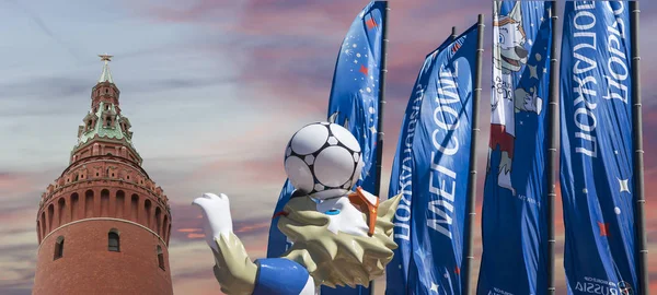 Moskova, Rusya June15, 2018: Kurt Zabivaka ve hoş geldiniz bayrakları 2018 Rusya'nın Dünya Kupası onuruna