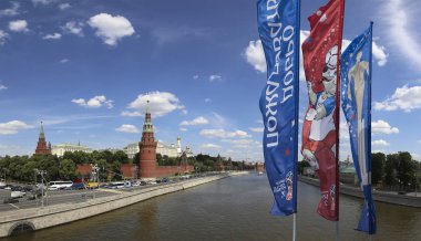 Moskova, Rusya June15, 2018: bayraklar 2018 Rusya'nın Dünya Kupası onuruna Moskova sokaklarında hoş geldiniz