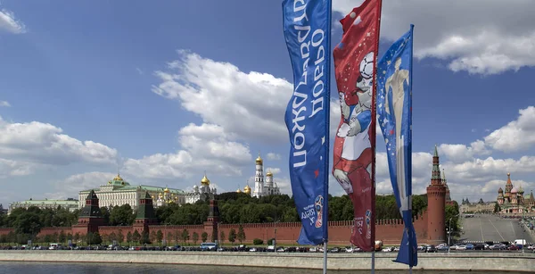 Moskova, Rusya June15, 2018: bayraklar 2018 Rusya'nın Dünya Kupası onuruna Moskova sokaklarında hoş geldiniz