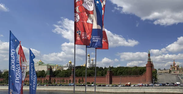Moskova, Rusya June15, 2018: bayraklar 2018 Rusya'nın Dünya Kupası onuruna Moskova sokaklarında hoş geldiniz