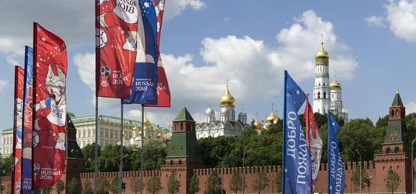 Moskova, Rusya June15, 2018: bayraklar 2018 Rusya'nın Dünya Kupası onuruna Moskova sokaklarında hoş geldiniz