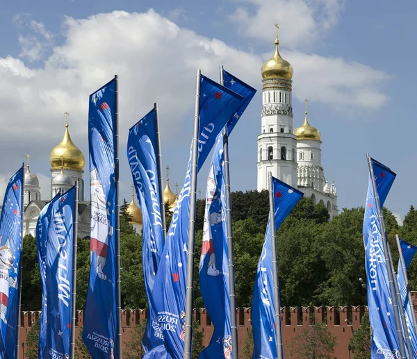 Moskova, Rusya June15, 2018: bayraklar 2018 Rusya'nın Dünya Kupası onuruna Moskova sokaklarında hoş geldiniz