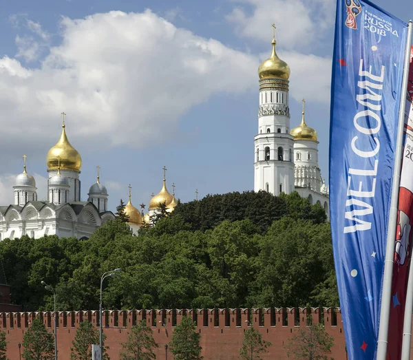 Moskova, Rusya June15, 2018: bayraklar 2018 Rusya'nın Dünya Kupası onuruna Moskova sokaklarında hoş geldiniz