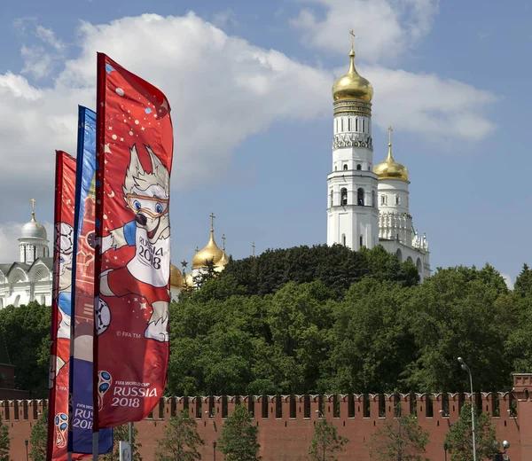 Moskova, Rusya June15, 2018: bayraklar 2018 Rusya'nın Dünya Kupası onuruna Moskova sokaklarında hoş geldiniz
