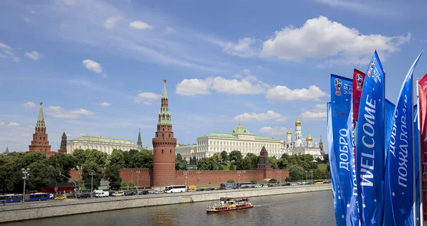 Moskova, Rusya June15, 2018: bayraklar 2018 Rusya'nın Dünya Kupası onuruna Moskova sokaklarında hoş geldiniz